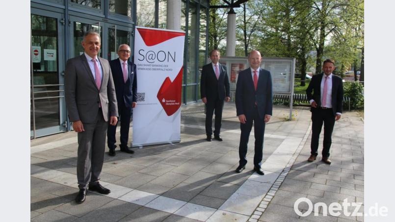 Sparkassen-Verwaltungsräte Roland Grillmeier (links und rechts) und Jens Meyer, die Direktoren Direktor Ludwig Zitzmann und Hans-Jörg Schön Zweiten von links) und der Präsident des bayerischen Sparkassenverbandes Ulrich Reuter. Bild: jrh