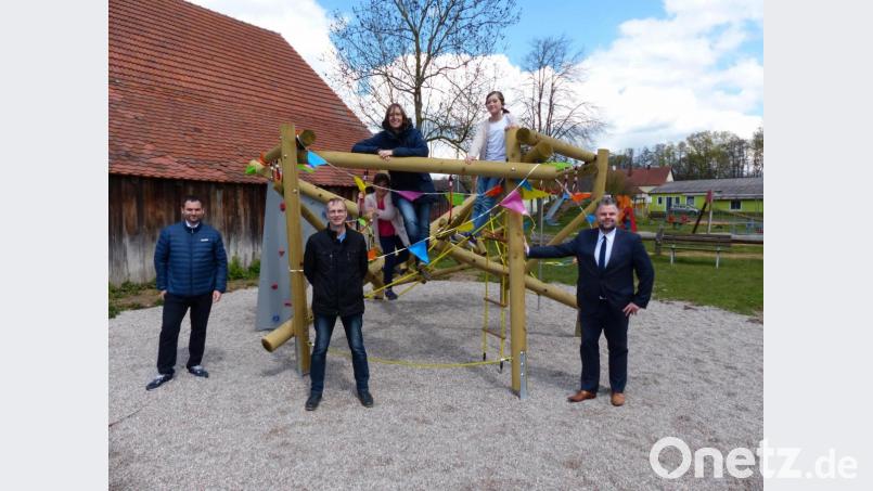 Bei der offiziellen Übergabe des Klettergerüsts waren Bürgermeister Sebastian Hartl (von links), Siedler-Vorsitzender Johannes Käs, Johann Müller (auf dem Gerät) und Geschäftsstellenleiter Christian Arnold mit dabei. Bild: hme