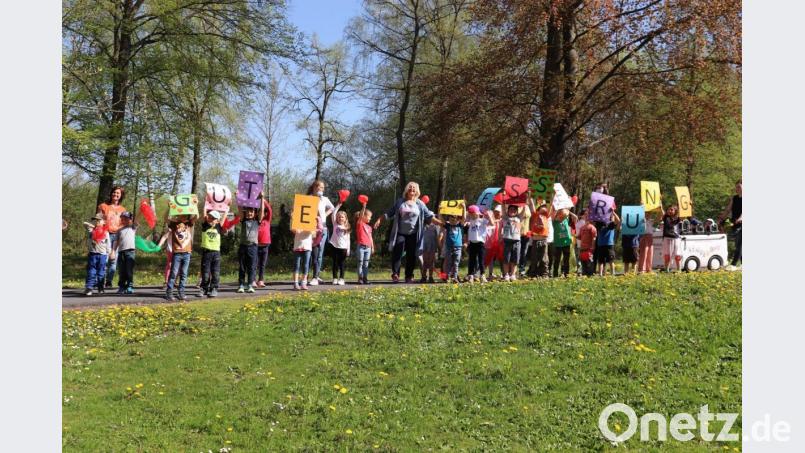 Mit selbst gestalteten Plakaten wünschten die Kindergartenkinder des städtischen Kinderhauses Kunterbunt dem Bürgermeister „Gute Besserung“. Bild: Stadt Tirschenreuth/exb