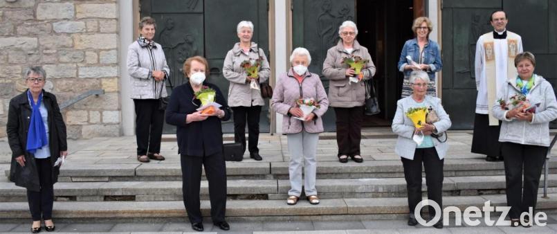 Im Anschluss einer Maiandacht wurden einige Mitglieder des Katholischen Frauenbundes für 20, 40 und 60 von der stellvertretenden Bezirksvorsitzenden Rita König (links vorne) sowie von Frauenbund-Vorsitzender Doris Schreglmann (Zweite von rechts hinten) geehrt. Bild: rgr