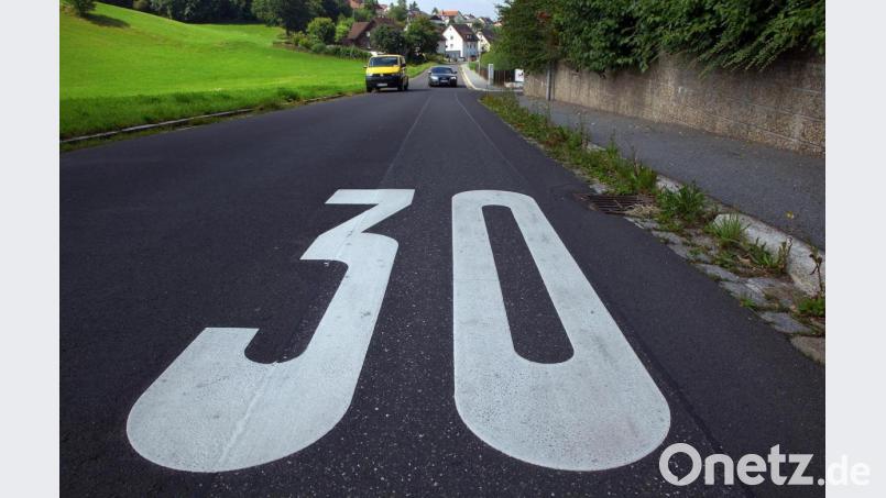 In einem Wohngebiet ist eine große &quot;30&quot; auf den Asphalt gemalt. Die Problematik zu schnellen Fahrens hat der Oberviechtacher Stadtrat auf der Agenda. Die Autofahrer sollen in dieser Sache weiterhin sensibilisiert werden. Immer konkreter werden auch Überlegungen, die Verkehrsüberwachung in die Hände eines Zweckverbandes zu legen. Symbolbild: Wolfgang Steinbacher