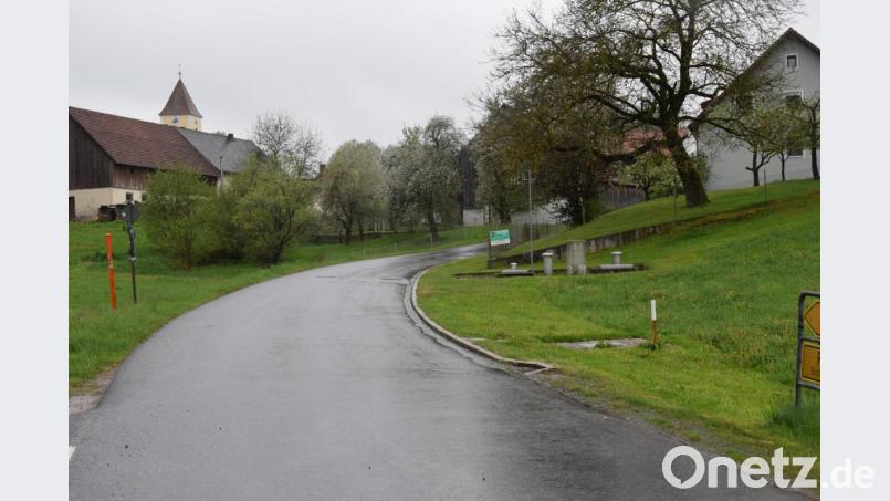 Ab Übergabeschacht in Glaubendorf (im Vordergrund) wird die neue Wasserleitung nach Schwarzberg gebaut. Bild: bnr