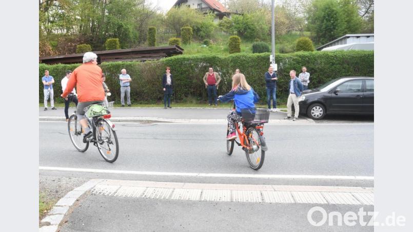 Parkende Autos und eine unübersichtliche Kurve machen das Überqueren der Theisseiler Straße am Neustädter Stadtrand gefährlich. Bild: Gabi Schönberger