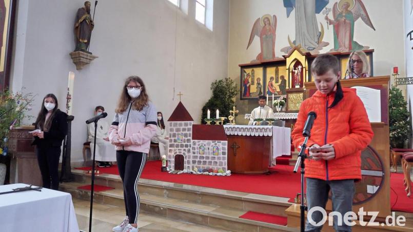 Aktiv eingebunden waren die Firmbewerber (vorne) beim Vorbereitungsgottesdienst, den Pfarrer Joseph zelebrierte. Alexandra Kasseckert (hinten rechts) vom Firmvorbereitungsteam steuerte religiöse Texte bei. Bild: bsc