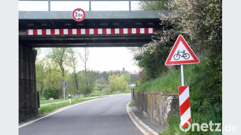 Die Eisenbahnbrücke wirkt als optische Bremse und das Verkehrsschild weist daraufhin, dass am Ender Kurve mit Radlern auf der Fahrbahn zu rechnen 
 ist. Doch nicht jeden motorisierten Verkehrsteilnehmer bringt das dazu, vorsichtig zu fahren. Bild: Gabi Schönberger