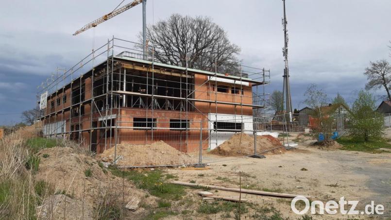 Das neue Gerätehaus der Feuerwehr Neuhaus in der Schönfichter Straße wächst. Bild: Lowak