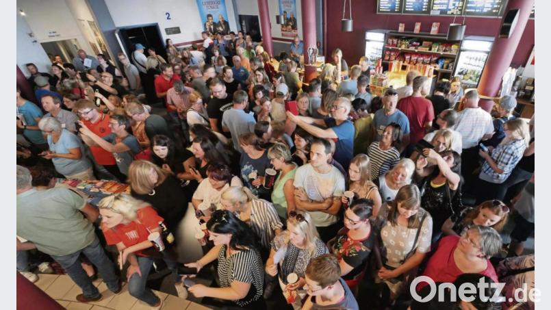 Autorin Rita Falk und die Schauspieler Sebastian Bezzel (Franz Eberhofer) und Lisa Maria Potthoff (Susi) machten im August 2019 auf ihrer Promotion-Tour zum neuen Eberhoferkrimi „Leberkäs Junkie“ Station im Cineplanet Tirschenreuth. 800 Fans waren damals gekommen. Kinobetreiber Michael Neidhart hofft, dass es im kommenden Jahr seinen Kinos endlich wieder Leben einkehrt. Archivbild: Norbert Grüner
