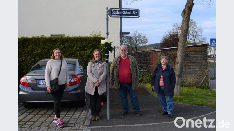 Die SPD-Mitglieder Helen Jelinek. Simone Böhm-Donhauser. Dieter Weiß und Sonja Höcherl (von links) nach dem Anbringen der Rosen in der Sophie-Scholl-Straße. Bild: Mario Jelinek/exb