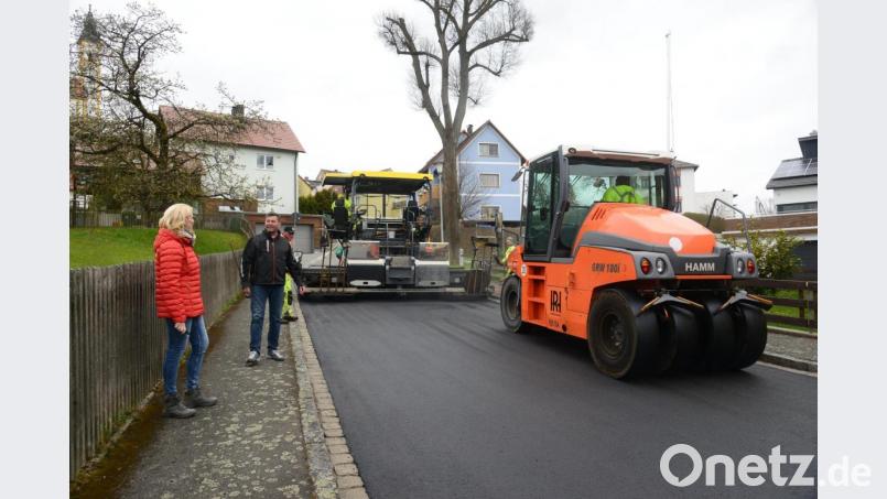 Bürgermeister Rainer Rewitzer (Zweiter von links) und Zweite Bürgemeisterin Andrea Lang (links) machen sich ein Bild vom Fortschritt der Straßensanierung. Bild: bey