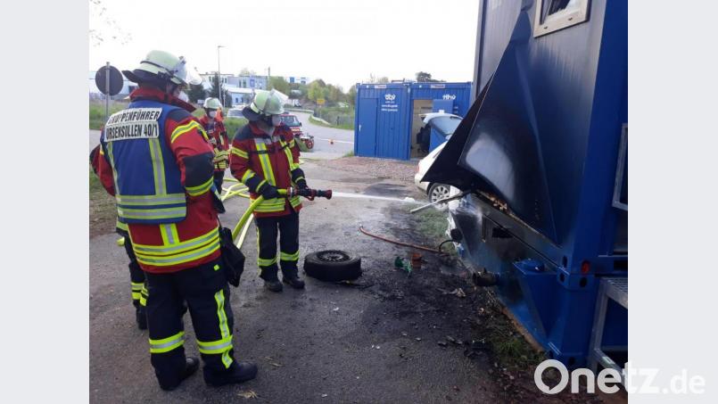 Für die Feuerwehr Ursensollen kein großer, aber ein ungewöhnlicher Einsatz: Sie musste am Dienstagmorgen einen Container löschen, der zum Lager der Baustelle an der A6 bei Theuern gehört. Bild: Feuerwehr Ursensollen/exb