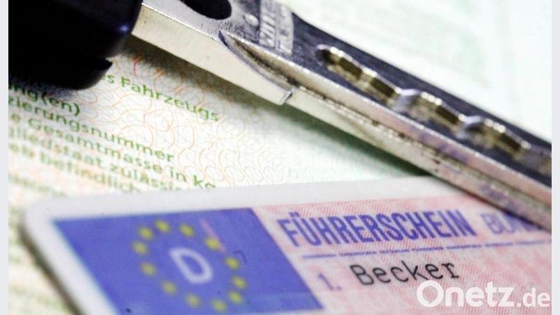 Einen Bekannten schickte ein 22-Jähriger in seinem Namen zur theoretischen Führerscheinprüfung in Schwandorf. Der Prüfer bemerkte den Betrugsversuch jedoch und rief die Polizei. Symbolbild: Marius Becker/dpa