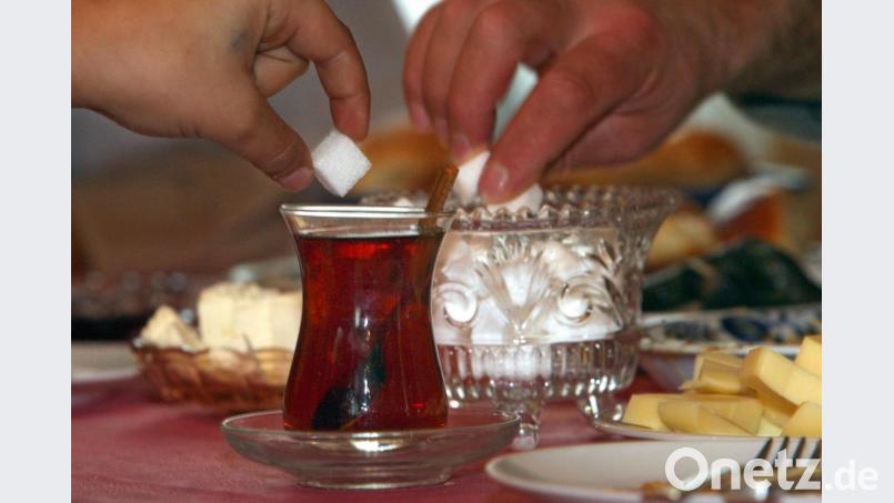 Mit dem dreitägigen Fest endet für viele Muslime ihre Fastenzeit, der Ramadan. Nach dem Besuch der Moschee wird normalerweise im Verwandten- und Freundeskreis gefeiert und gegessen. Doch durch Corona ist alles anders. Symbolbild: Karl-Josef Hildenbrand/dpa