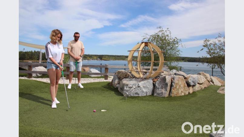 Am Steinberger See liegt In Sichtweite der großen Erlebnis-Kugel der „Stonehill Adventure Golf“-Platz - also die abwechslungsreich gestaltete Minigolf-Anlage, die derzeit schon bespielt werden darf. Bild: Thomas Dobler