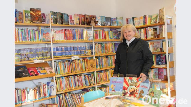 Die Ansprechpartnerin der Pfarrbüchrei St. Konrad, Lisa McBride, freut sich über einen regen Zuspruch der kleinen, feinen Bücheroase, denn sie und ihr Team verbuchen rund 9000 Ausleihen pro Jahr verbuchen. Bild: ads