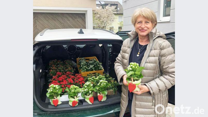 Der Muttertagsgruß der Krumpes-Siedler kam dieses Jahr per Blumentaxi von der Frauenbeauftragten Edith Nicklas. Bild: Dobmeier