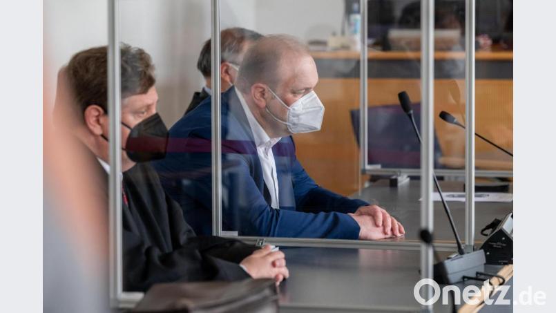 Christian Schlegl (M), früherer Regensburger Oberbürgermeister-Kandidat der CSU, sitzt im Verhandlungssaal neben seinen Verteidigern Konrad Brenninger (r) und Andreas Kaiser. Wegen Beihilfe zur Steuerhinterziehung in 13 Fällen im Regensburger Kommunalwahlkampf 2014 ist Schlegl zu einer Geldstrafe in Höhe von 20 000 Euro verurteilt worden. Bild: Armin Weigel/dpa