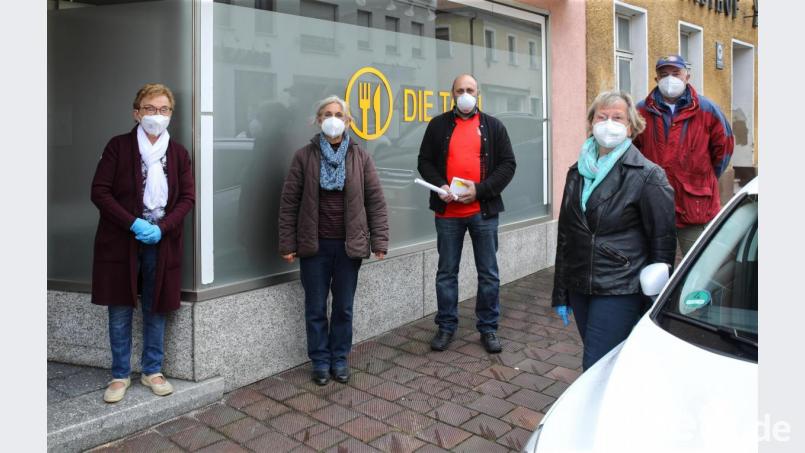 Vorsitzender Andreas Wittmann (Dritter von links) überreichte die Gutscheine an die Mitarbeiterinnen der Tafel Mitterteich in Erbendorf. Bild: njn