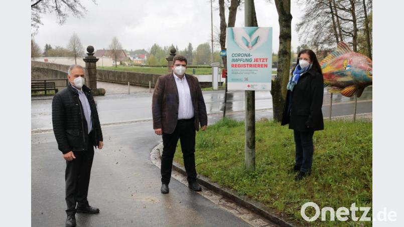 Auch am Landratsamt hängt schon ein Plakat. Landrat Roland Grillmeier, BRK-Kreisgeschäftsführer Holger Schedl und Regierungsdirektorin Regina Kestel (von links) rufen zum Mitmachen auf. Bild: Wolfgang Fenzl/Landratsamt Tirschenreuth/exb