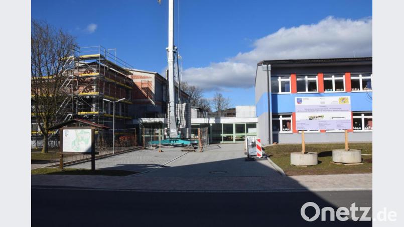 Die Schule (rechts) wächst, die Sanierung der Mehrzweckhalle (links) schreitet voran. Dazwischen - und da steigen die Buchungszahlen - der Anbau für die Mittagsbetreuung. Bild: fz