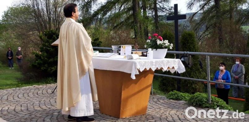 Pfarrer Pater Anish George feiert auf dem Kalvarienberg einen Gottesdienst. Bild: soj