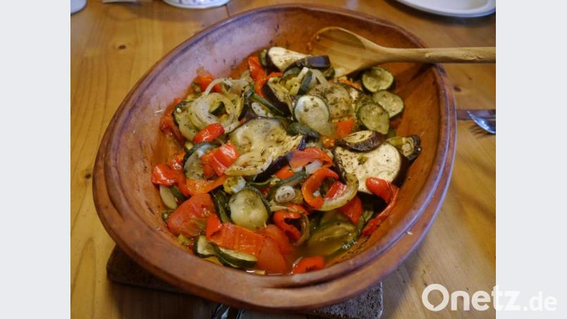 Ganz einfach im Tontopf aus dem Backofen: Ratatouille. Bild: Miriam Lill/exb