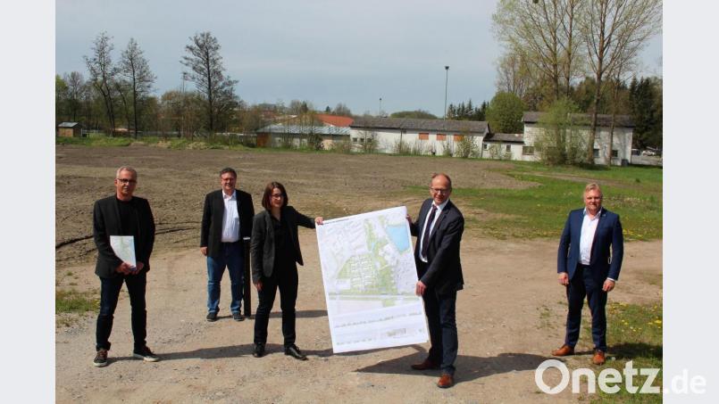 Die Investorensuche für das vier Hektar große Areal starteten am Dienstag (von links) Stadtumbaumanager Stefan Kunnert, Bauamtsleiter Roland Sächerl, Architektin Cornelia Dittmar, Bürgermeister Roman Schäffler sowie Geschäftsstellenleiter Reinhard Herr. Bild: stg