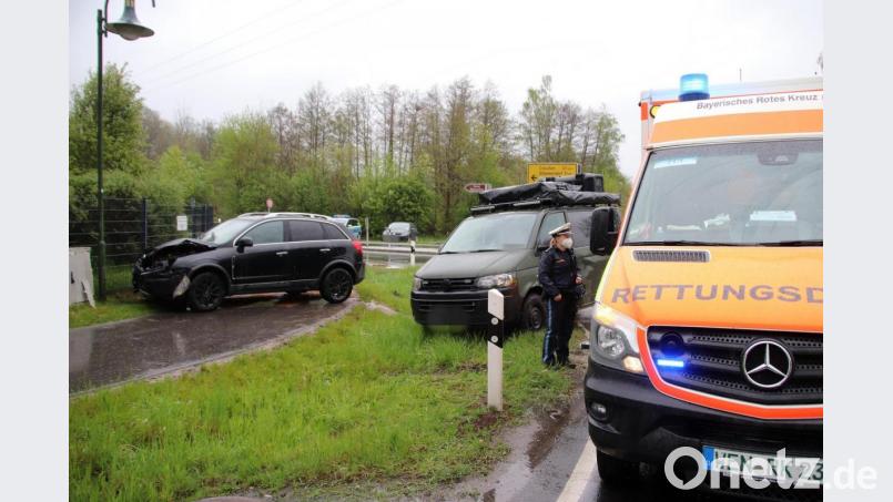 Der Opel Fahrer musste mit dem Rettungsdienst in ein Krankenhaus gebracht werden Bild: jma