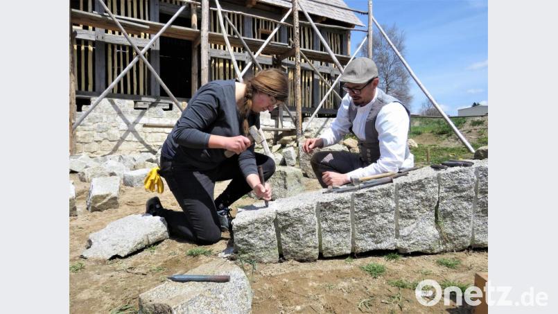 Robert Mois zeigte Nadine Griesing, wie ein Granitblock gespalten wird. Bild: ubb