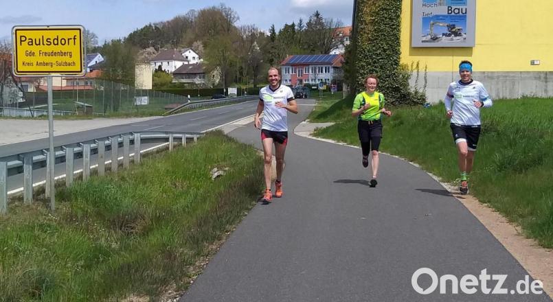 Zieleinlauf einmal anders: Alexander Stobitzer, Sonja Pausch und Christof Dehling von CIS Amberg überqueren die Linie in Paulsdorf. Bild: CIS Amberg/exb
