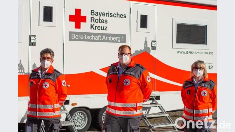 Die Bereitschaftsleitung der BRK-Bereitschaft Amberg 1 vor der mobilen Sanitätswache (von links) stellvertretende Bereitschaftsleiterin Ulrike Jakob, Bereitschaftsleiter Nicolas Stoffregen, stellvertretende Bereitschaftsleiterin Nina Heldmann. Bild: Benedikt Lueger/exb