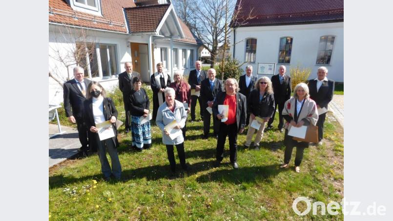 Zusammen Goldene Konfirmation feierten Rudolf Dorsch, Petra Schmidt, Wilhelm Kreuzer, Anneliese Rausch, Karl-Heinz Fick, Helmut Krodel, Erich Porsch, Konrad Frank, Marlene Münch, Brigitte Frank, Pfarrer Hannes Kühn, Sonja Schröpfer, Christian Bauernfeind, Ingrid Dennerlein-Schaeffler und Martin Zimmermann (von rechts). Bild: hai