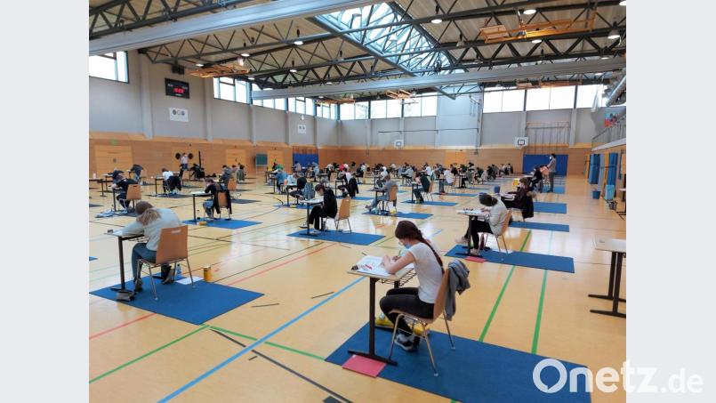 Die weitläufige Dreifach-Sporthalle des Ortenburg-Gymnasiums bot die passenden Rahmenbedingungen für eine gemeinsame Abschlussprüfung: Abstand von fünf Metern und gute Durchlüftung. Bild: lg