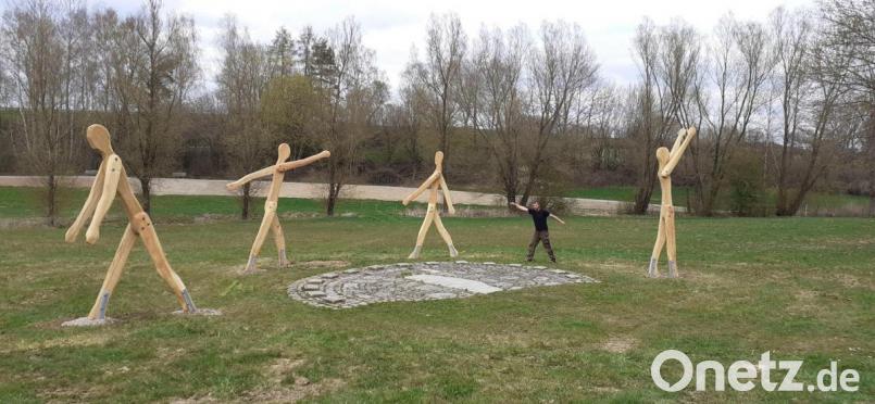 Im östlichen Teil des Kurparks Moosbach sind seit einigen Tagen die vier drei Meter hohen Skulpturen der absolute Blickfang. Mit auf dem Bild Künstler Christian Hiller. Bild: gi