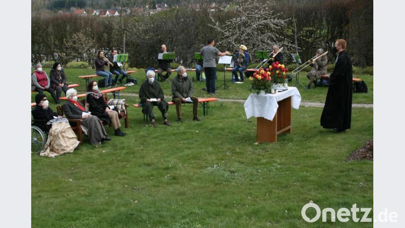 Einen Gottesdienst bei Sonne und frischer Maienluft feierten die evangelischen Kirchengemeinden Friedenfels und Krummennaab im Schlossgarten der Familie von Gemmingen-Hornberg. Im Hintergrund der Posaunenchor. Bild: roh