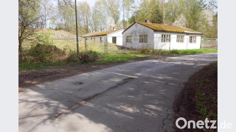 Große Löcher zeigen sich in der Lenauer Straße. Ihre Erneuerung steht im Straßenausbauprogramm der Gemeinde. Dahinter sind zwei der drei Baracken auf dem Gelände der Sandgrube zu sehen. Bild: bkr