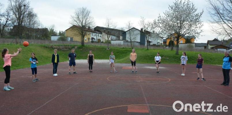 Mit Ballspielen begann der TSV Pechbrunn-Groschlattengrün nach dem langen Lockdown wieder die Übungseinheiten auf dem Hartplatz. In Aktion traten die Mädchen ab der fünften Klasse mit Übungsleiter Sigi Gennari (Vierter von links), TSV-Vorsitzender Doris Reiß (Dritte von links) und deren Stellvertreterin Frieda Vogelhuber (rechts). Bild: jr