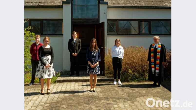 Annalena Luber, Lea Becker, Fabian von Deventer, Finnja Schön und Mara Giesche (von links) feierten ihre Konfirmation. Rechts im Bild: Pfarrerin Heidi Gentzwein Bild: Rolf Linke/exb