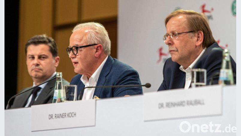 Ziemlich beste Feinde: DFB-Präsident Fritz Keller (Mitte) und DFB-Vizepräsident Rainer Koch. Der eine geht wohl nächste Woche, der andere nächstes Jahr. Links sitzt DFL-Boss Christian Seifert. Bild: Andreas Gora/dpa