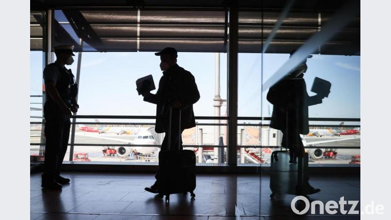 Beamte der Bundespolizei kontrollieren im Terminal 1 des Flughafen Hamburg Passagiere eines ankommenden Flugzeugs. Foto: Christian Charisius/dpa Bild: Christian Charisius