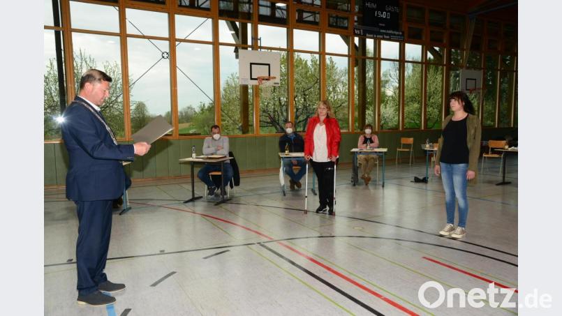 Bürgermeister Rainer Rewitzer (stehend, von links) vereidigt die neuen Stadträtinnen Martina Lorenz und Verena Künzl und heißt sie in den Reihen des Pleysteiner Stadtrats willkommen. Bild: bey