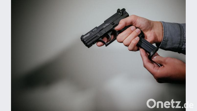 Eine Schreckschusspistole haben Beamte der Waidhauser Bundespolizei sichergestellt. Symbolbild: Oliver Killig/dpa