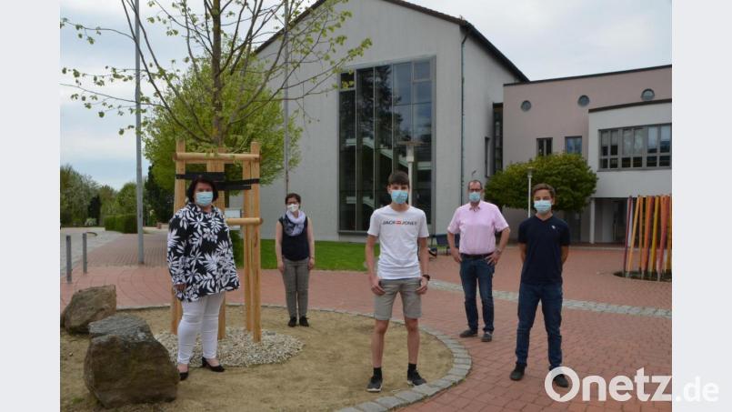 Konrektorin Ulrike Partl-Mahlendorf, Gartenfachberaterin Maria Treiber vom Landkreis Neustadt/WN, Schulsprecher Leon Keck, Schulleiter Kilian Graber und Schulsprecher Elias Ram (von links) freuen sich über den neu gepflanzten Klimabaum. Diesmal wurde eine Silberlinde ausgewählt. Der Landkreis übernimmt als Träger der Bildungseinrichtung die Kosten dafür. Bild: dob