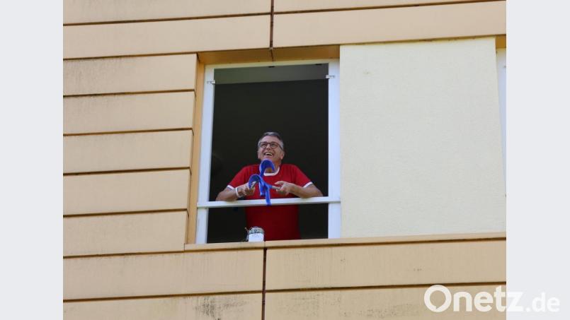 Ein strahlender Bürgermeister am Krankenhausfenster. Bild: Stadt Tirschenreuth/exb