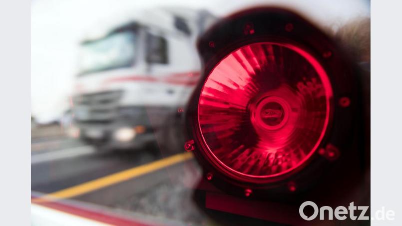 Ein Fahrverbot und ein Bußgeld sind die Folgen einer Tempo-Kontrolle. Symbolbild: Bernd Thissen/dpa