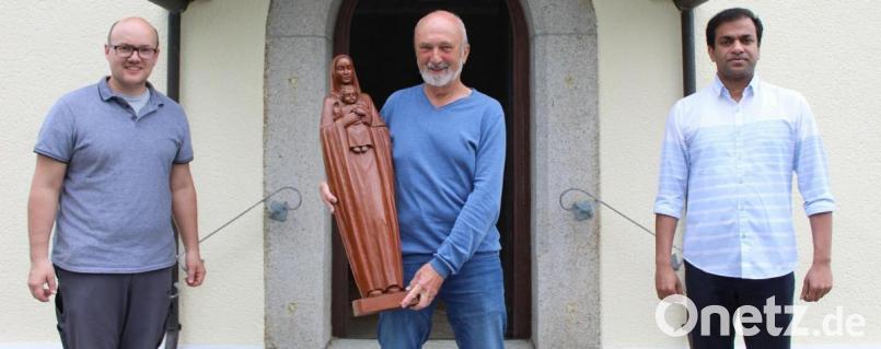 Eine aus Kirschholz geschnitzte Wandfigur ziert seit wenigen Tagen das Innere der Kalvarienbergkapelle. Darüber freuen sich Kirchenpfleger Stefan Kausler (von links), Spender Bernd Würstl, Pfarrer Pater Anish George. Bild: soj