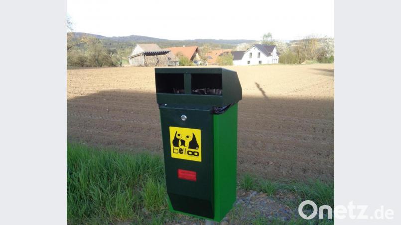 Für Hundebesitzer gibt es keine Ausrede mehr: Einer der Beutelspender und Abfallbehälter steht jetzt am Ortsrand von Winklarn am Radweg. Bild: amö
