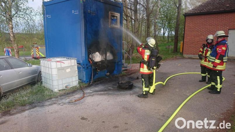 An der Autobahnauffahrt bei Theuern hat am Dienstag ein 45-Jähriger einen Baustellen-Container in Brand gesteckt. Die Feuerwehr Ursensollen löschte das Feuer. Bild: Feuerwehr Ursensollen/exb