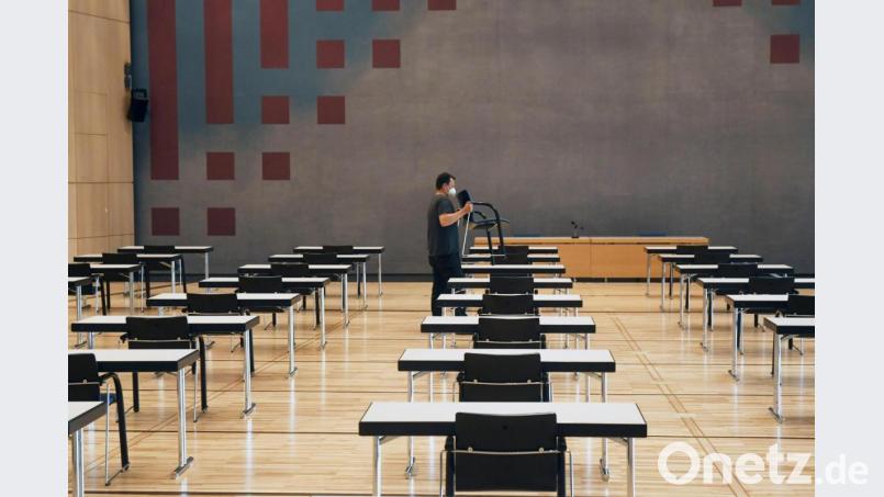 Von der Veranstaltungs- zur Prüfungslocation: Mitarbeiter haben die Max-Reger-Halle in Weiden kurzerhand zum Prüfungsraum umfunktioniert. Am Mittwoch, 12. Mai, brüten die Abiturienten des Weidener Augustinus-Gymnasiums dort über ihren Deutsch-Aufgaben. Bild: Gabi Schönberger