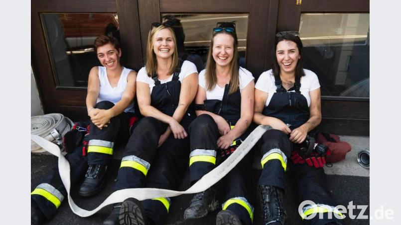 Die Festdamen ließen sich für den Feuerwehrkalender fotografieren. Bild: exb/Zetzl