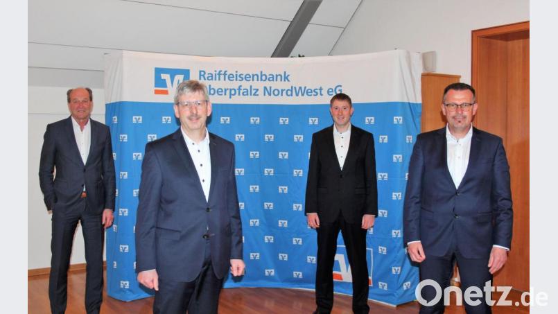 Die Raiffeisenbank-Vorstände Herbert Meier, Robert Haubner, Thomas Keck und Joachim Geyer (von links) verkündeten fast ausschließlich positive Zahlen. Bild: stg